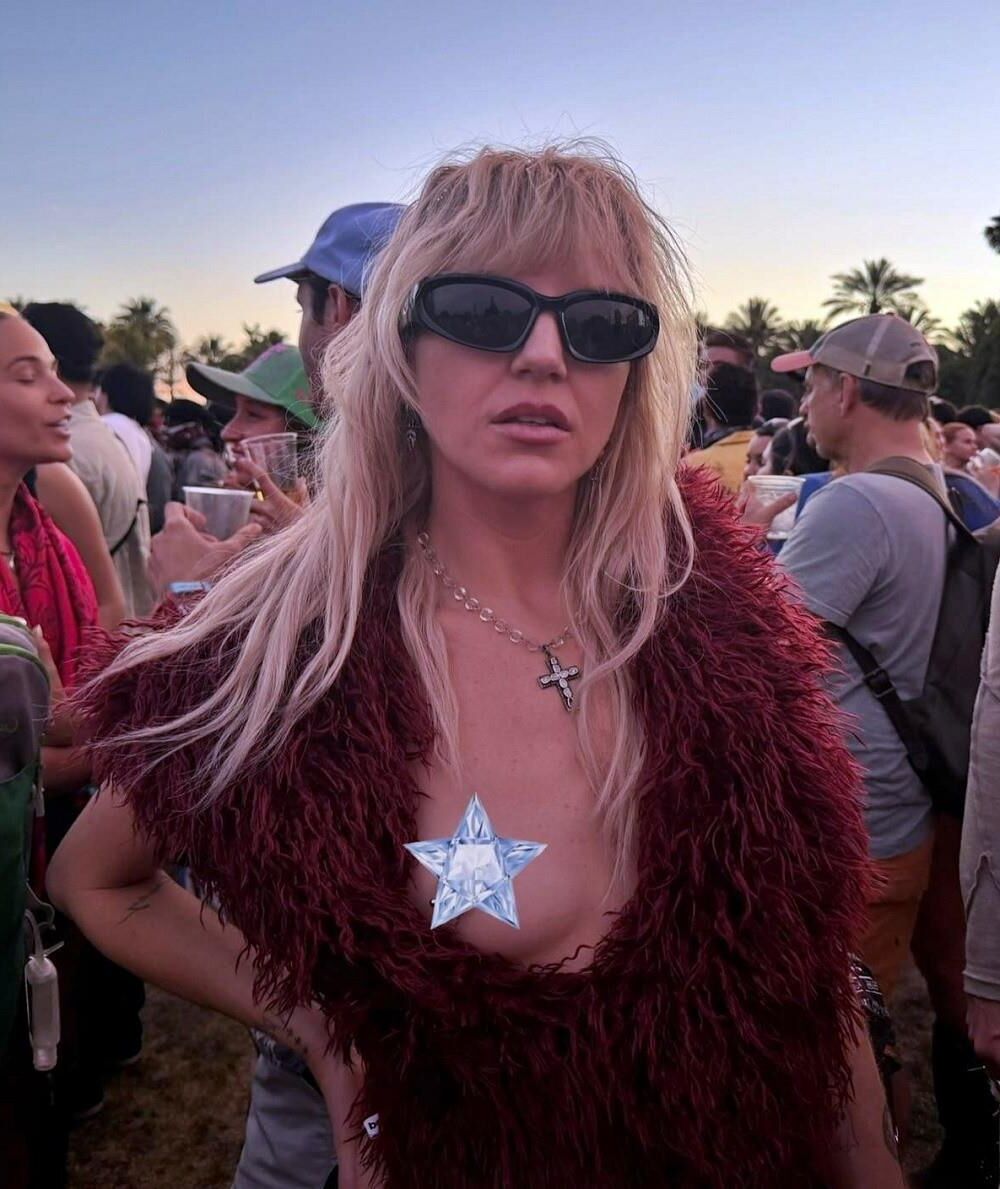 Celebs Hiding Tits 