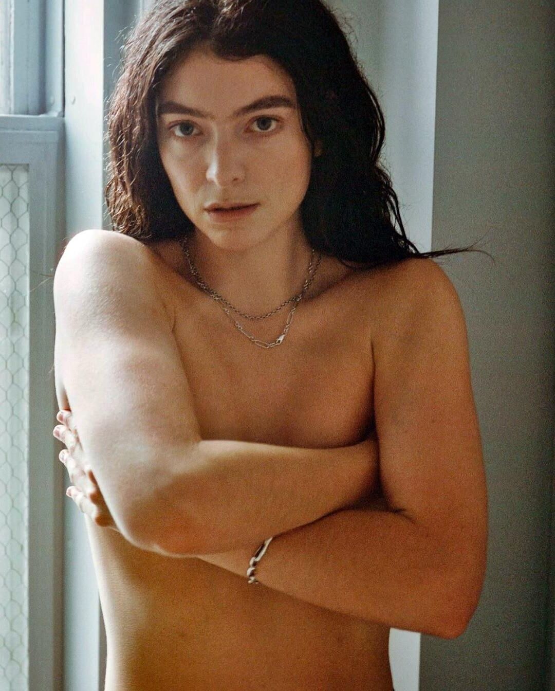Celebs Hiding Tits 