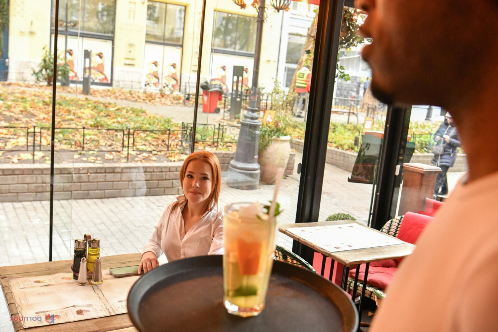 ニコール・ムルコフスキー無謀な赤毛が肛門のためにBBCウェイターを拾います