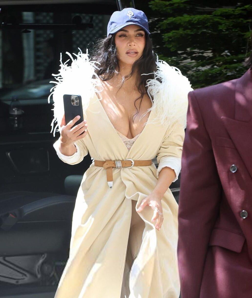 Kim Kardashian out und ungefähr in Paris