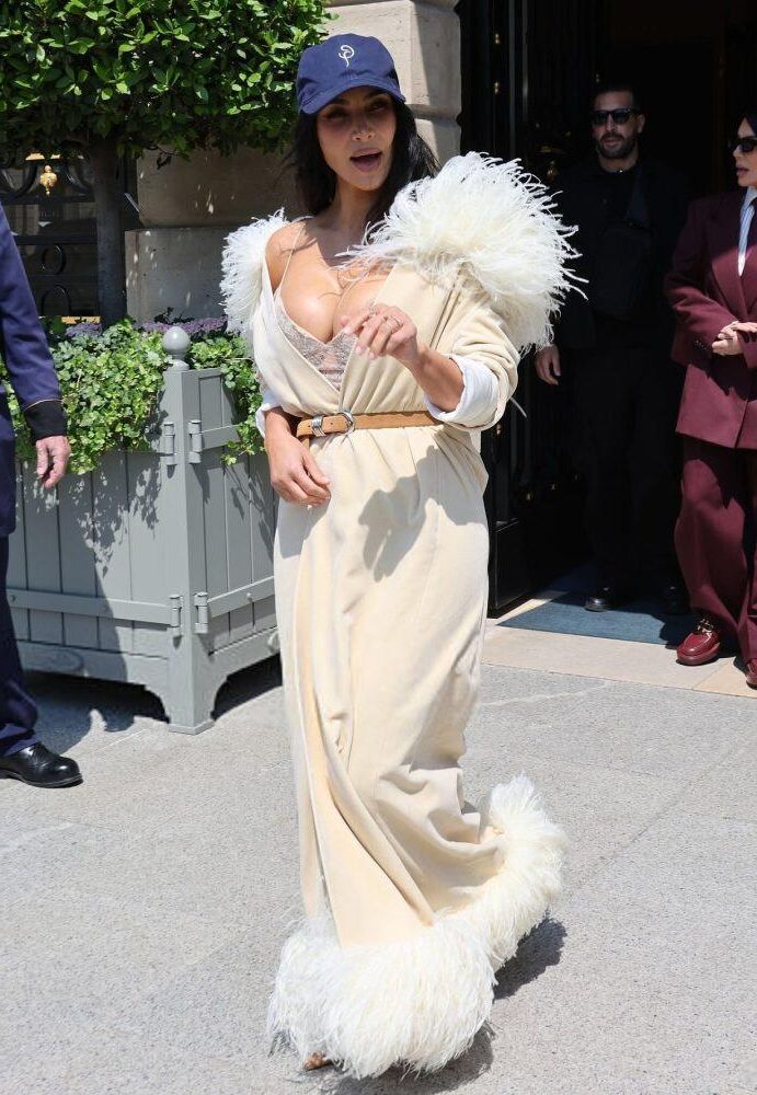 Kim Kardashian out und ungefähr in Paris