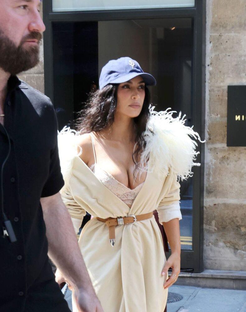 Kim Kardashian out und ungefähr in Paris