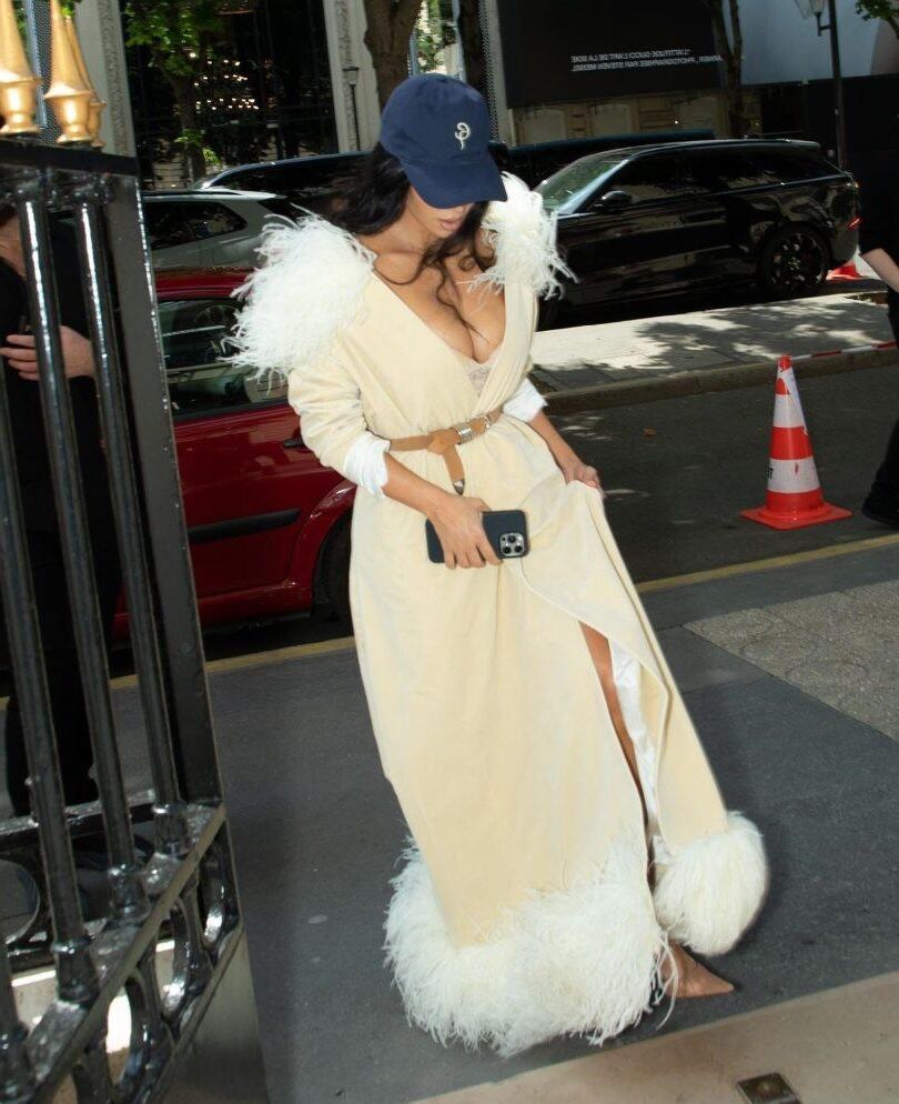 Kim Kardashian out und ungefähr in Paris