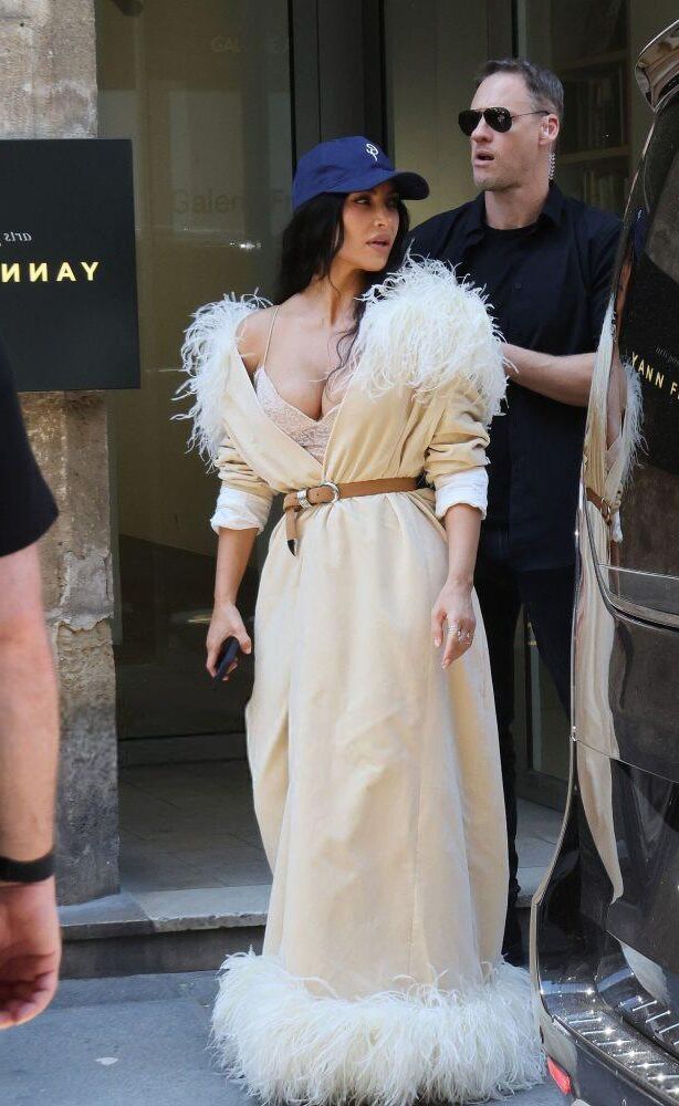 Kim Kardashian out und ungefähr in Paris
