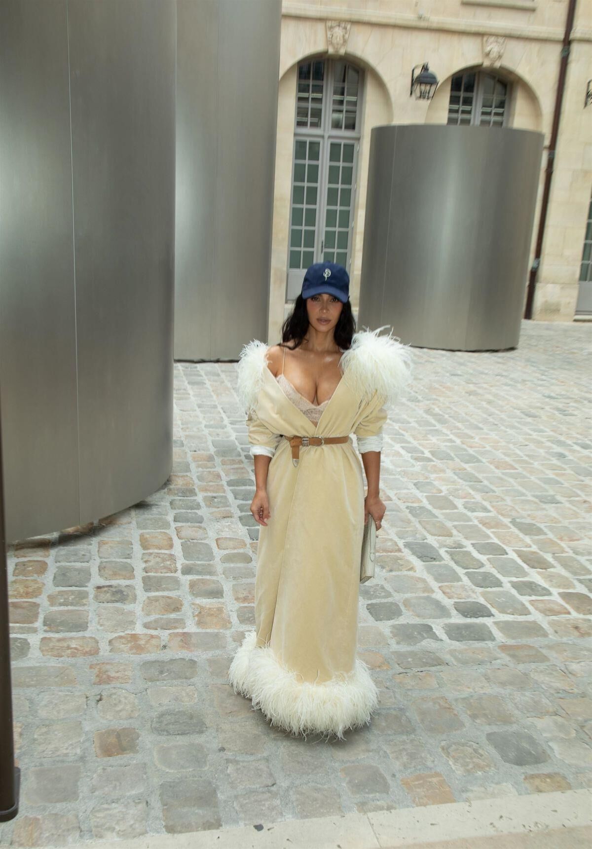 Kim Kardashian out und ungefähr in Paris