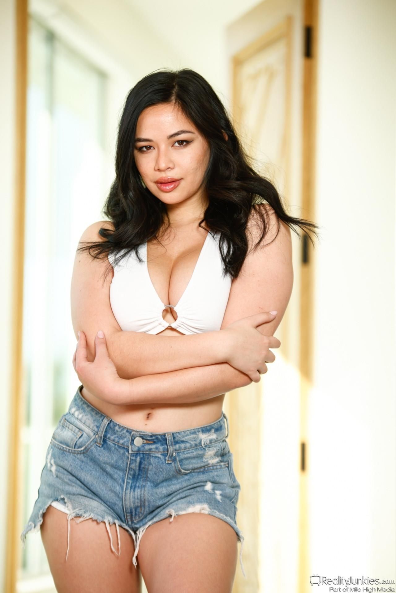 Scarlett Alexis Yo Big Boob Babysitters Scène