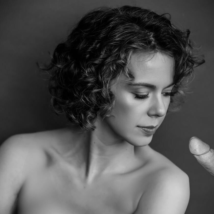 La vocalista Bethany Hickman trabajando con tuberías