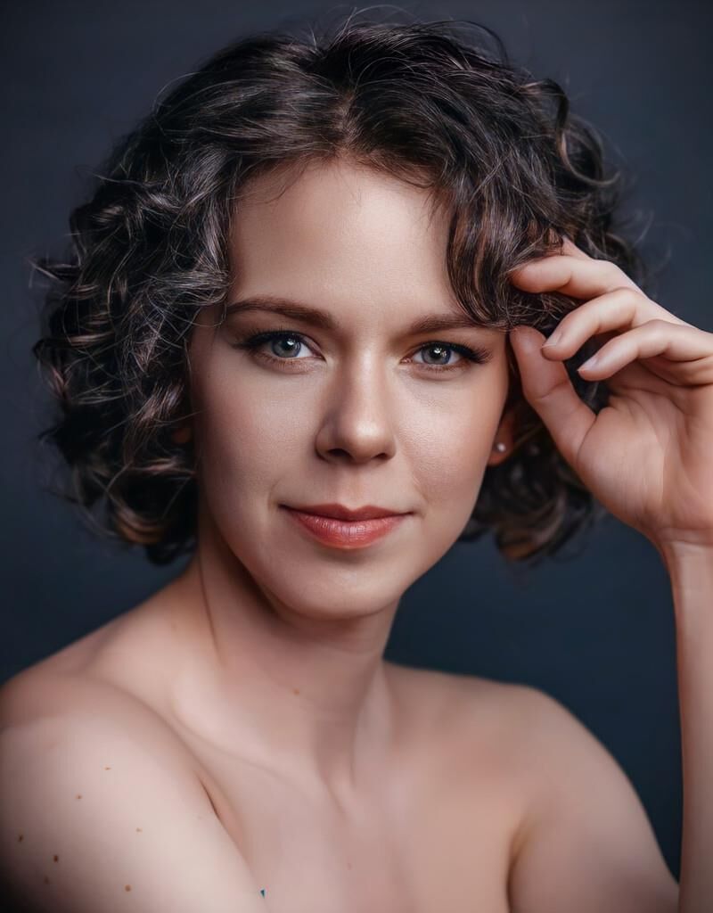 La vocalista Bethany Hickman trabajando con tuberías