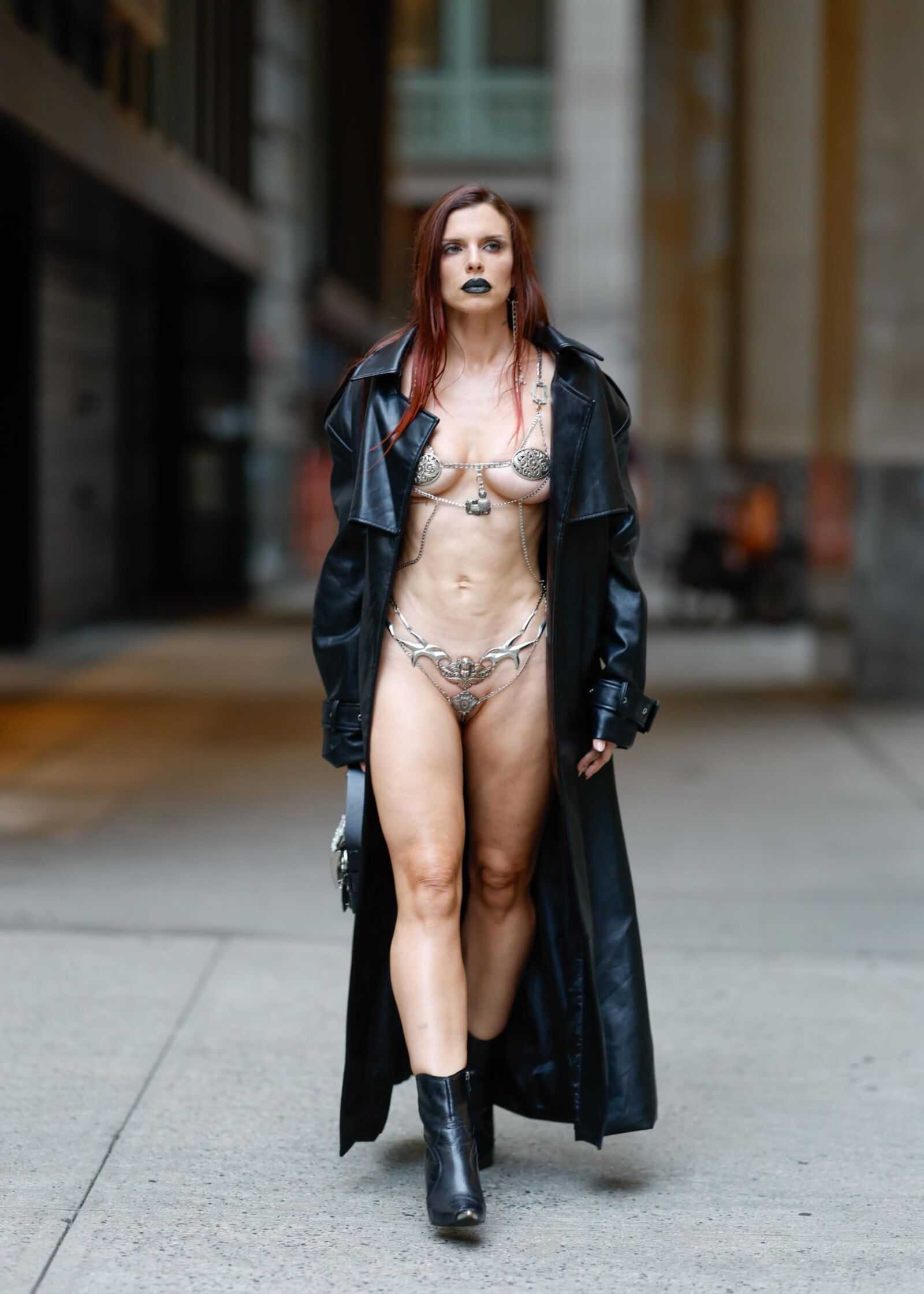 Julia Fox trägt ein sexy Ketten -Outfit unter einem schwarzen Trenchcoat