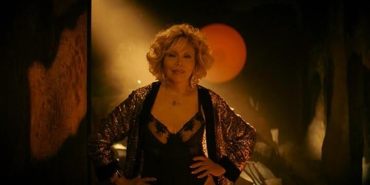 Yummy Amanda Lear dans Escort Boys