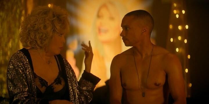 Yummy Amanda Lear dans Escort Boys