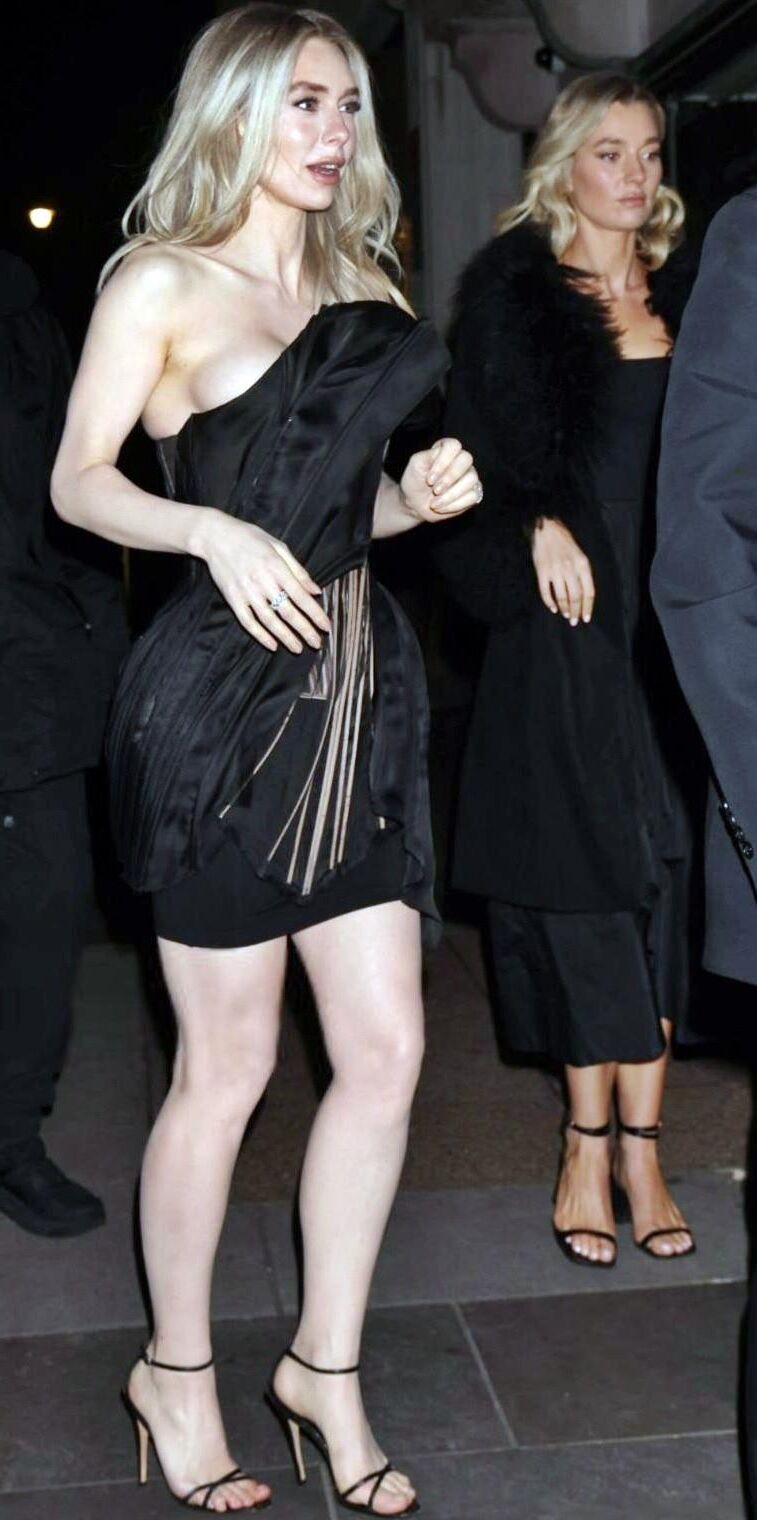 Celebrity Side Boob 