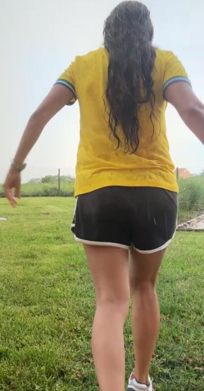 Sugarbabe liebt es, ihre Brustwarzen auf FB zu zeigen