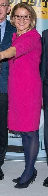 Johanna Mikl Leitner zeigt ihre geilen Beine in schwarzen Nylons