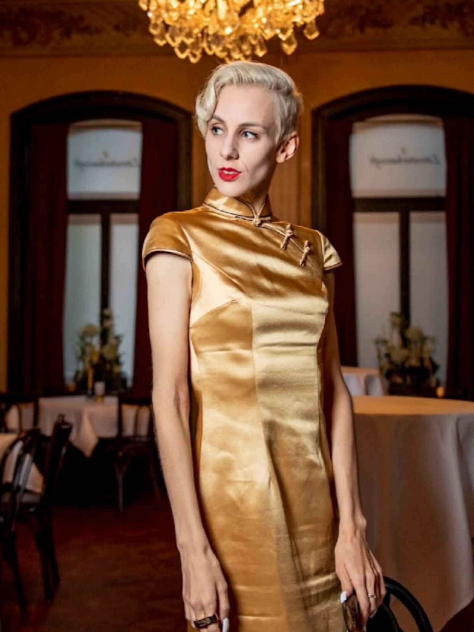 Lisa E. geile duerre Oesi Ficke im goldenen Satinkleid !