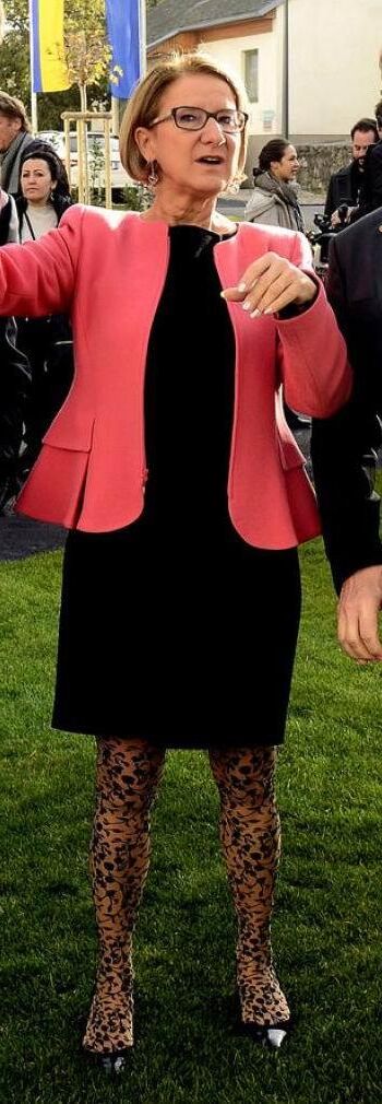 Johanna Mikl Leitner zeigt ihre geilen Beine in schwarzen Nylons