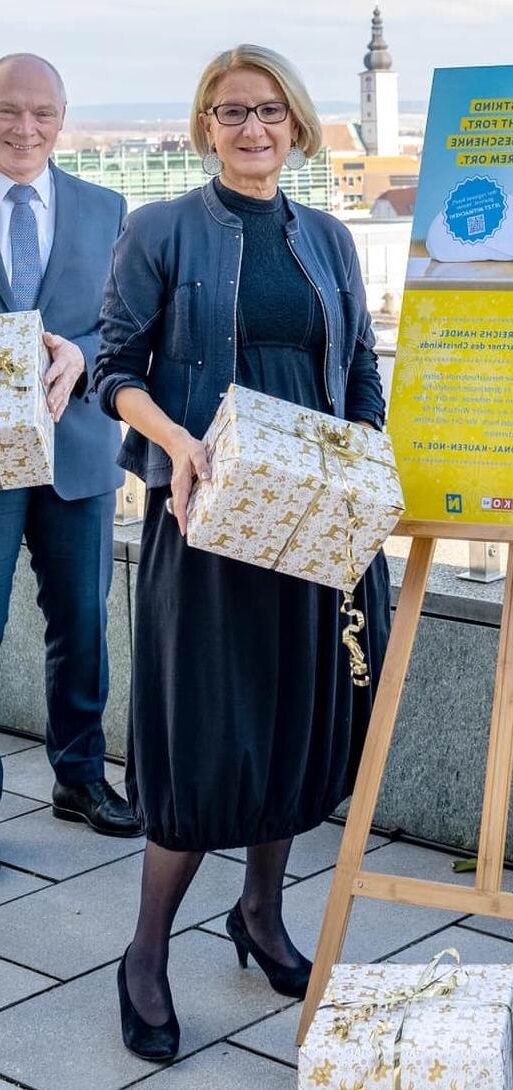 Johanna Mikl Leitner zeigt ihre geilen Beine in schwarzen Nylons