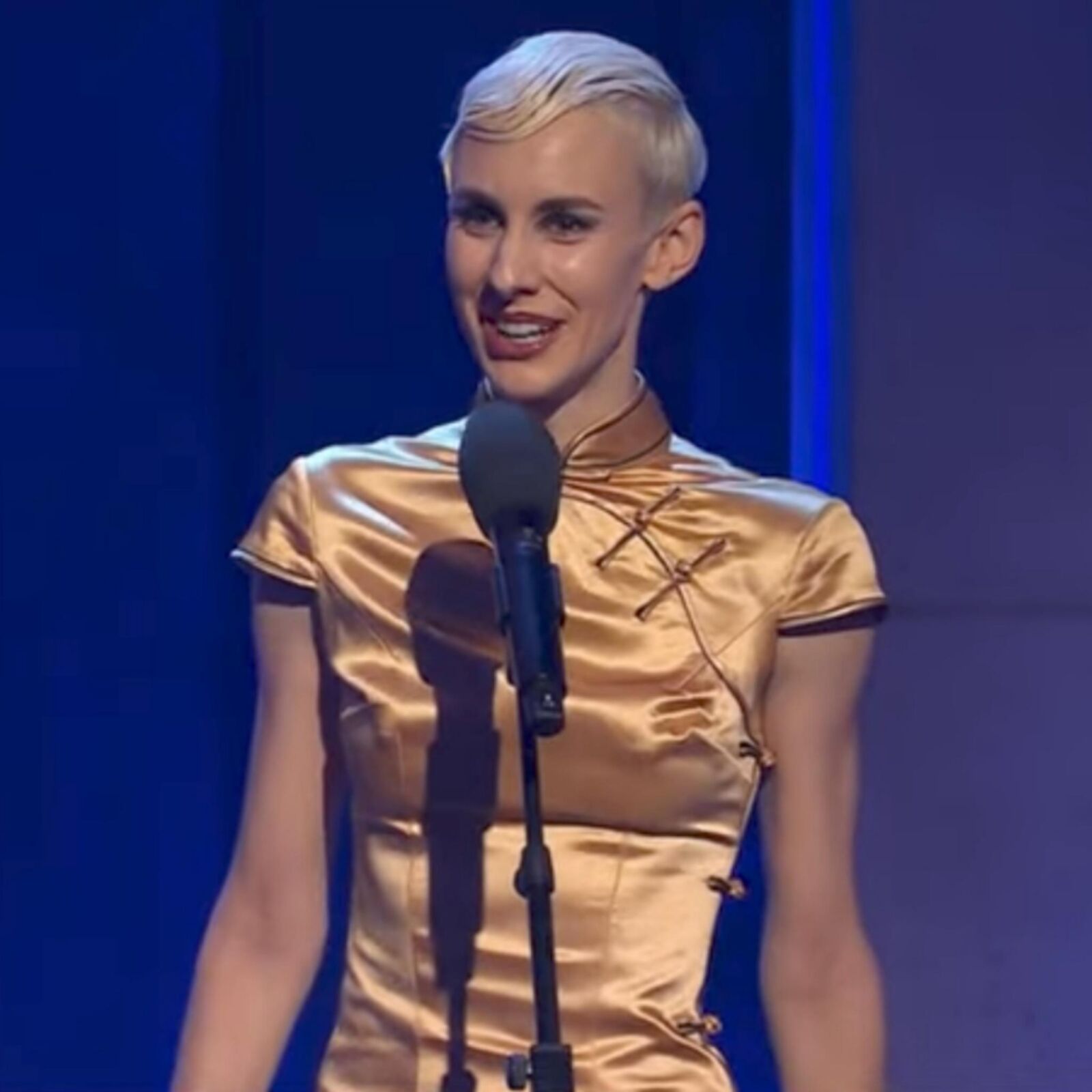 Lisa E. geile duerre Oesi Ficke im goldenen Satinkleid !
