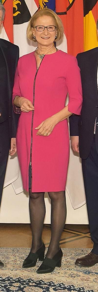 Johanna Mikl Leitner zeigt ihre geilen Beine in schwarzen Nylons