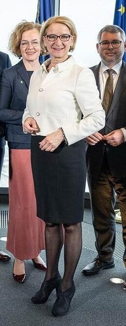 Johanna Mikl Leitner zeigt ihre geilen Beine in schwarzen Nylons