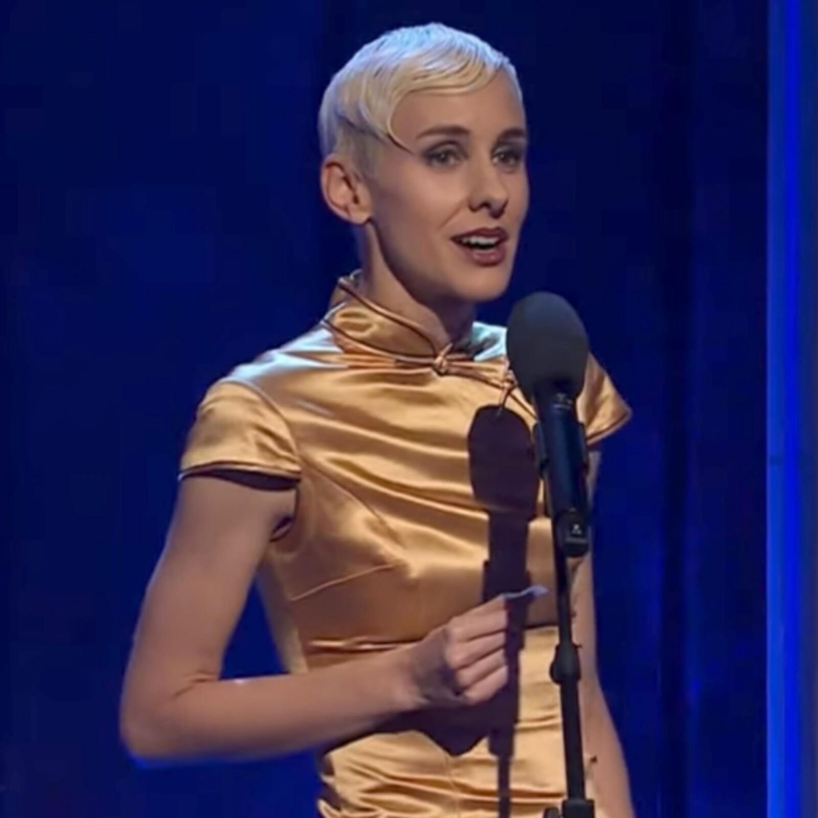 Lisa E. geile duerre Oesi Ficke im goldenen Satinkleid !