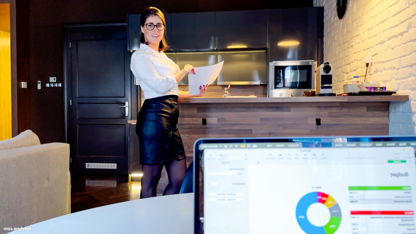 Lady Lyne yo Horny secretary
