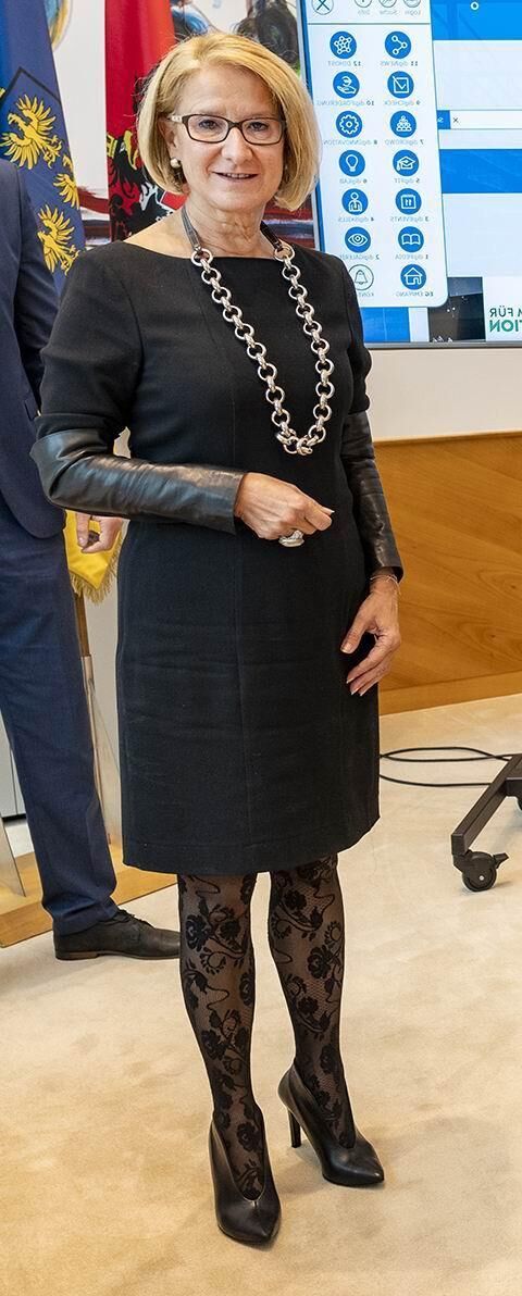 Johanna Mikl Leitner zeigt ihre geilen Beine in schwarzen Nylons