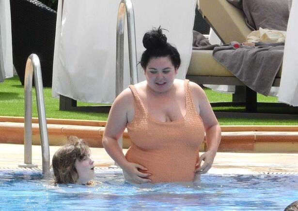 Scarlett moffatt ( TV personality)