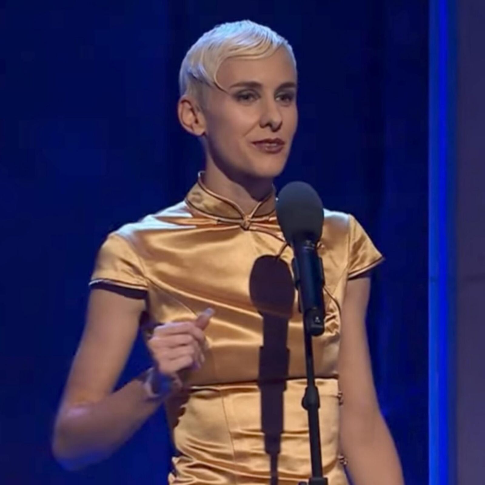 Lisa E. geile duerre Oesi Ficke im goldenen Satinkleid !