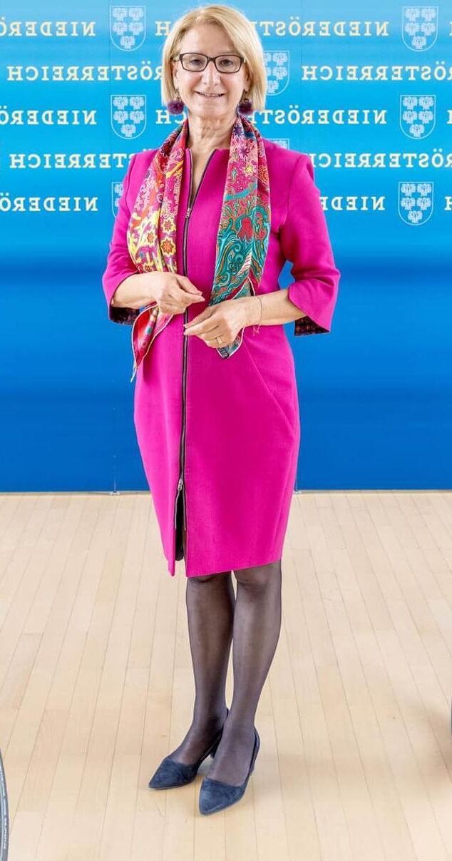 Johanna Mikl Leitner zeigt ihre geilen Beine in schwarzen Nylons