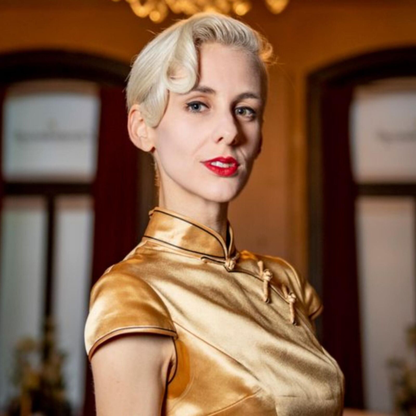 Lisa E. geile duerre Oesi Ficke im goldenen Satinkleid !