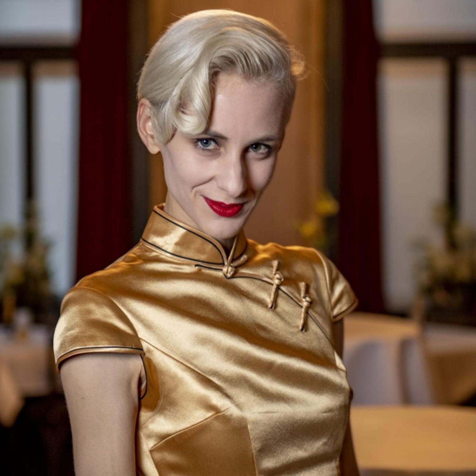 Lisa E. geile duerre Oesi Ficke im goldenen Satinkleid !