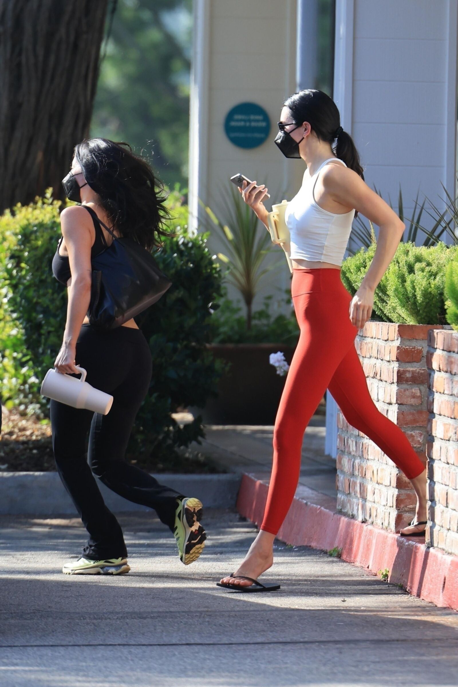 Kendall Jenner et Kylie Jenner quittent une séance de Pilates