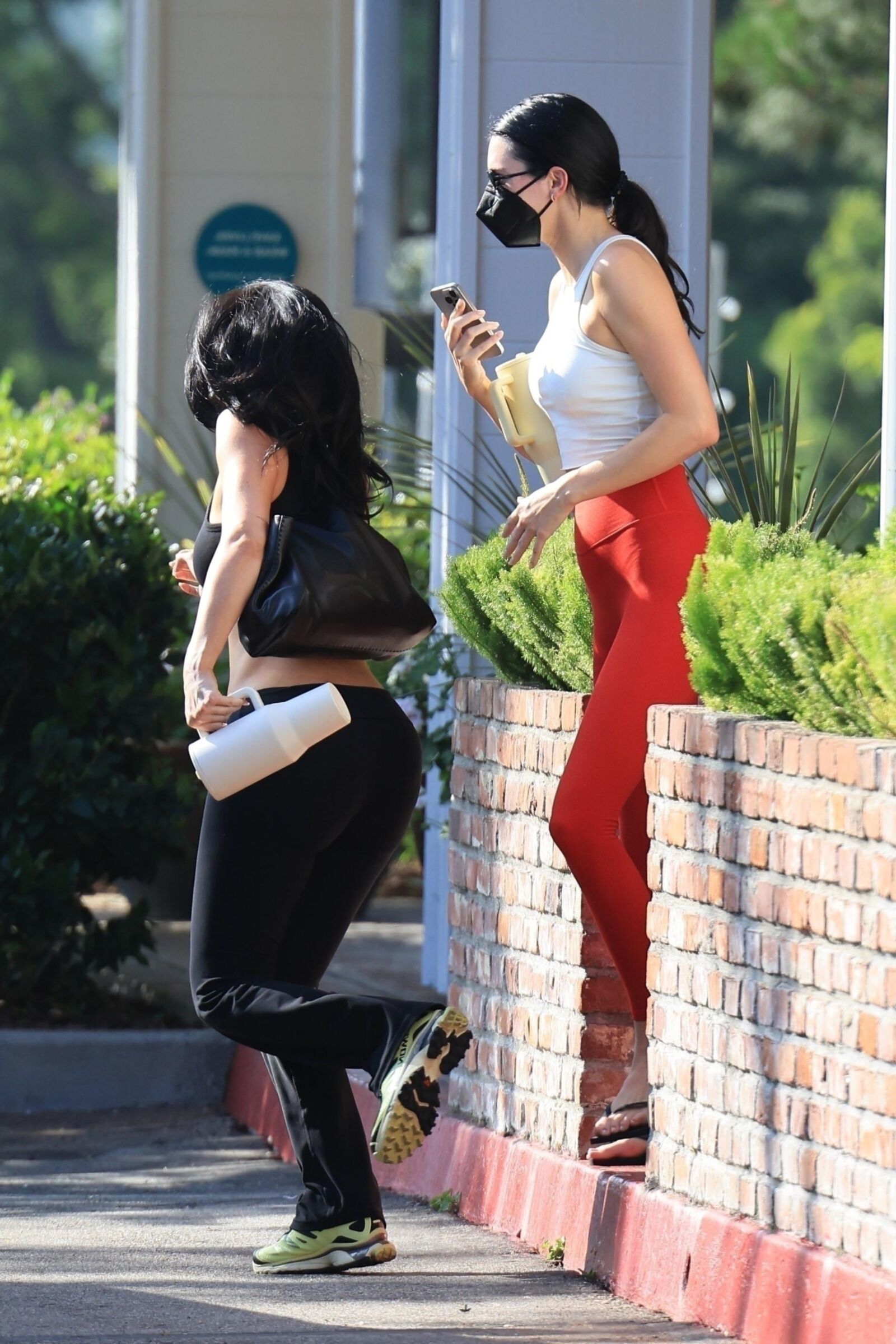 Kendall Jenner et Kylie Jenner quittent une séance de Pilates