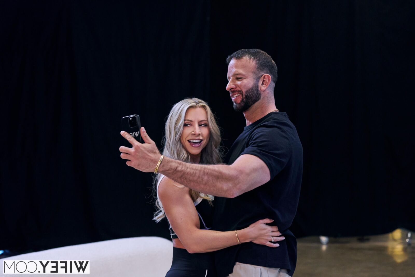 Tiffani Time Yo Fit Blonde Hotwife получает начинку BBC