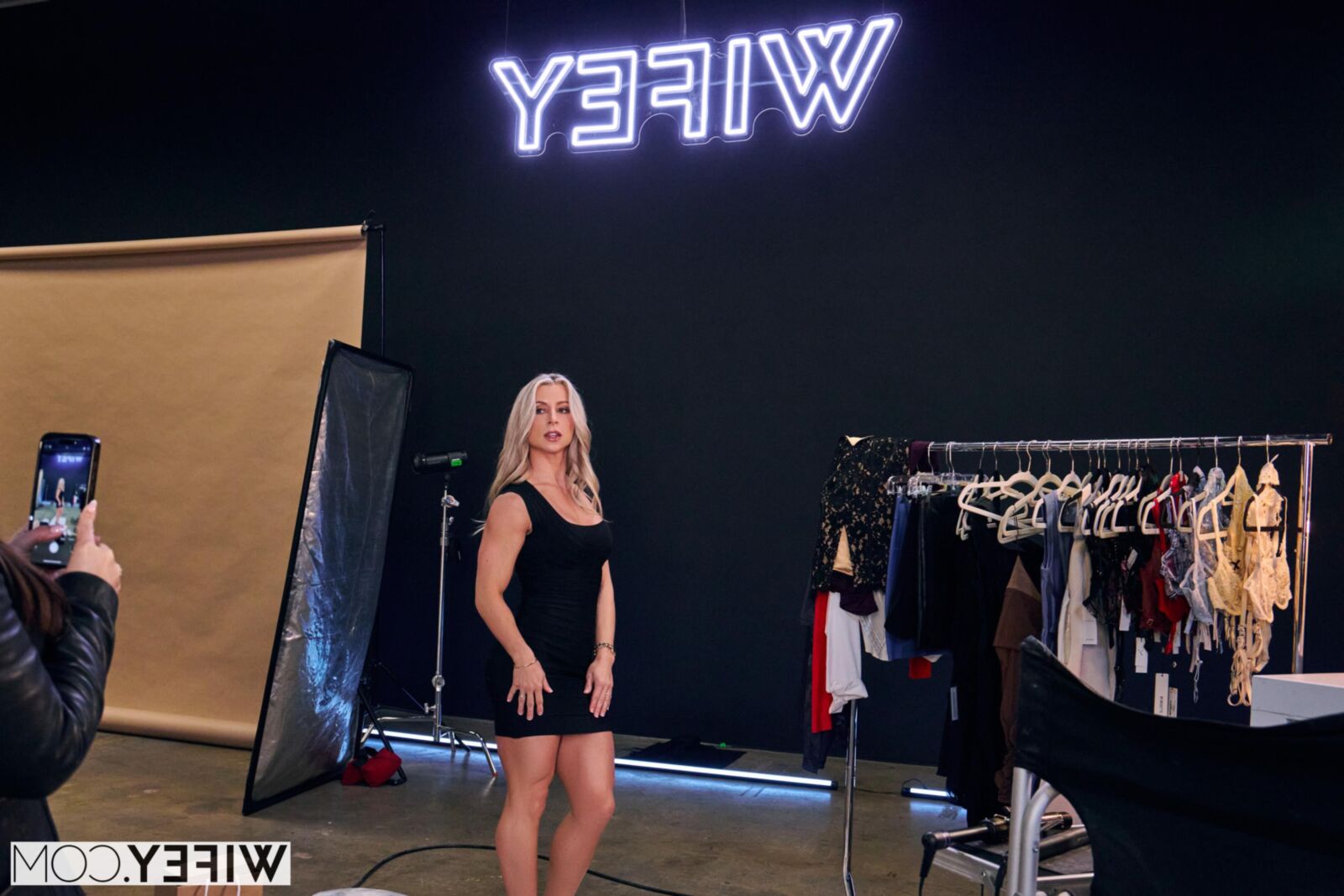 Tiffani Time Yo Fit Blonde Hotwife получает начинку BBC