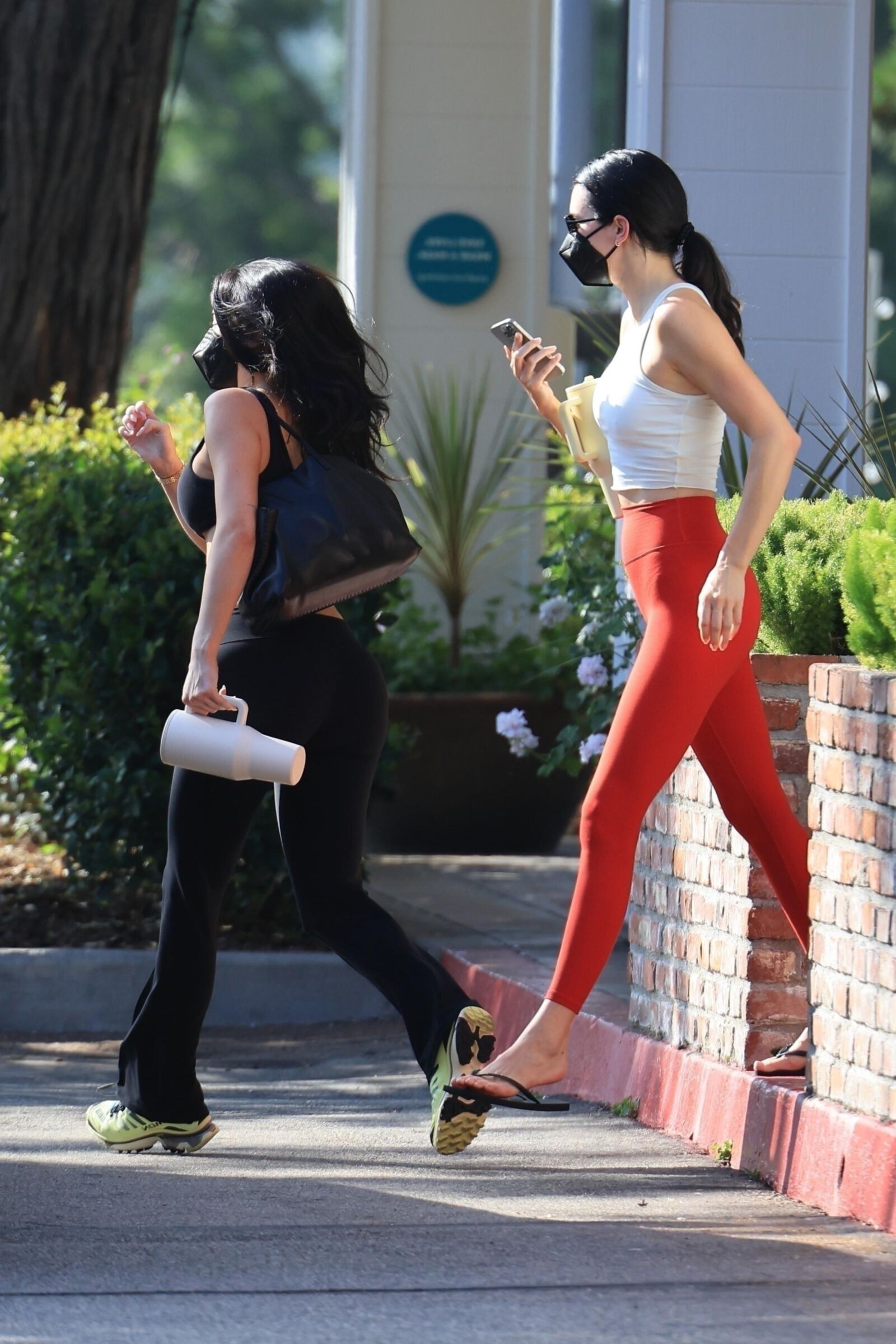 Kendall Jenner et Kylie Jenner quittent une séance de Pilates