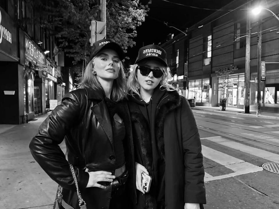Samara Weaving and Kathryn Newton 