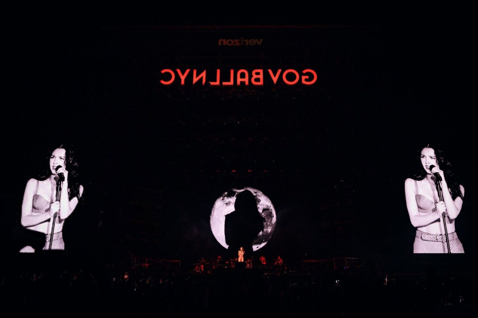 Olivia Rodrigo se apresentando no Governor's Ball Day em Nova York