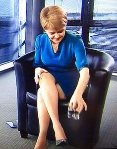 Nicola Sturgeon, ce sont ses jambes qui me font si dur!