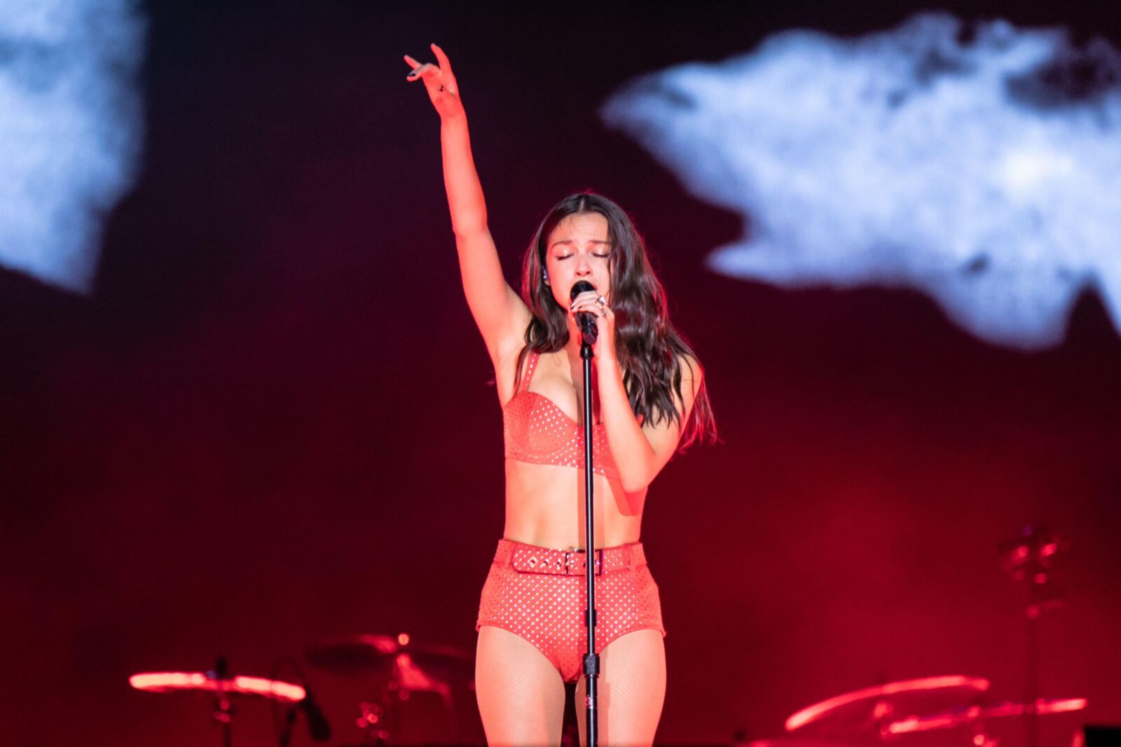 Olivia Rodrigo se apresentando no Governor's Ball Day em Nova York