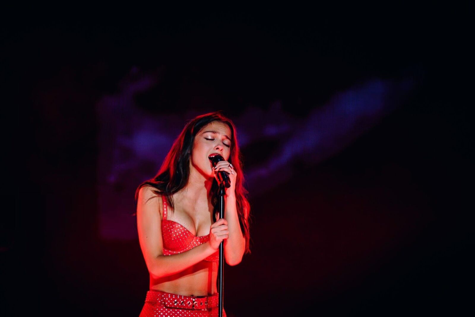 Olivia Rodrigo se apresentando no Governor's Ball Day em Nova York