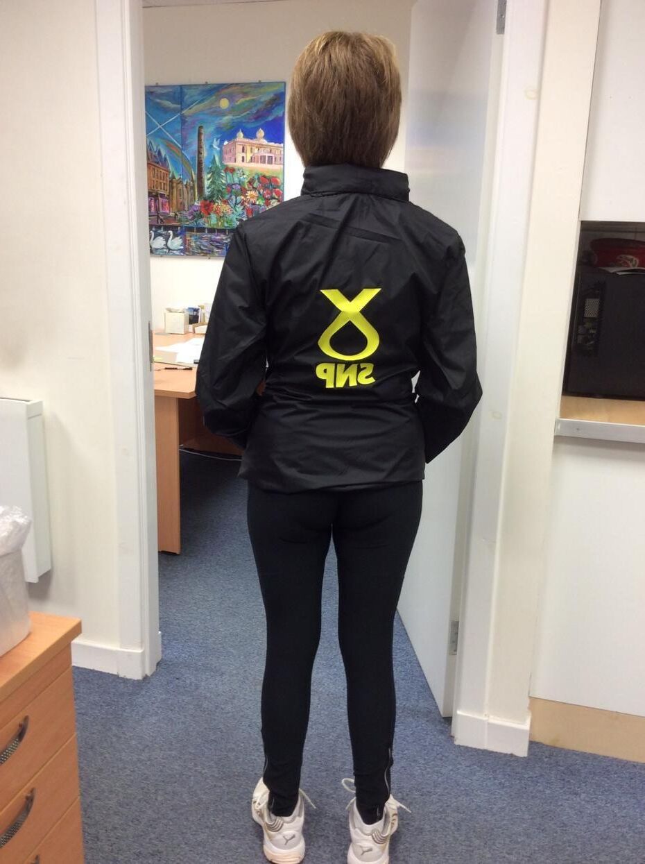 Nicola Sturgeon, ce sont ses jambes qui me font si dur!