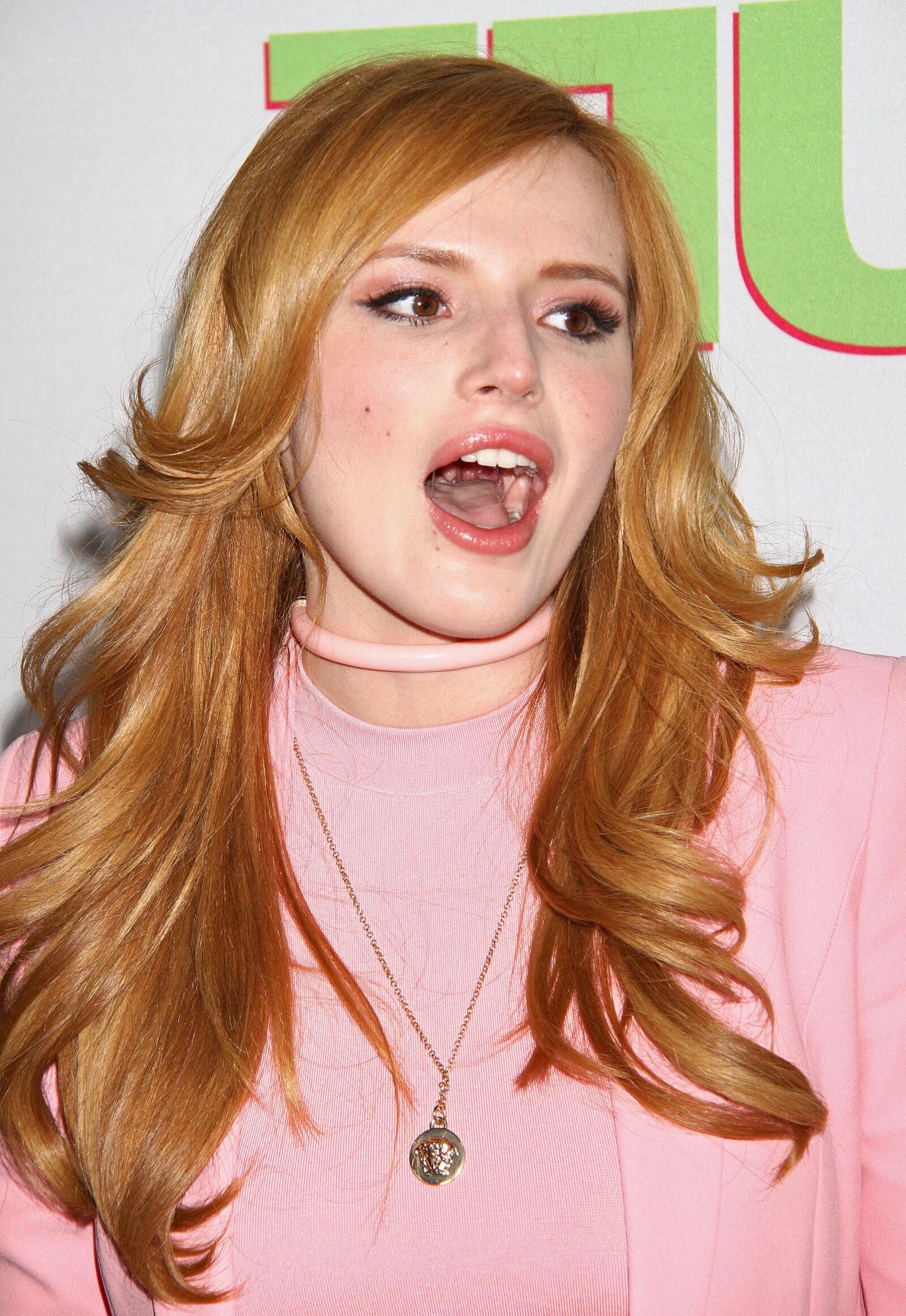 Teen Celeb Bella Thorne, Kurven, die nicht nur Produzenten beeindrucken