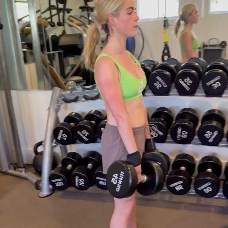 Kiernan Shipka is hot 