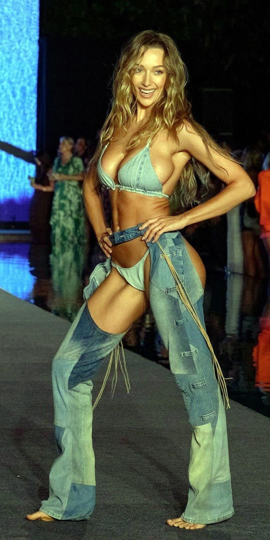 Celebrity Side Boob 