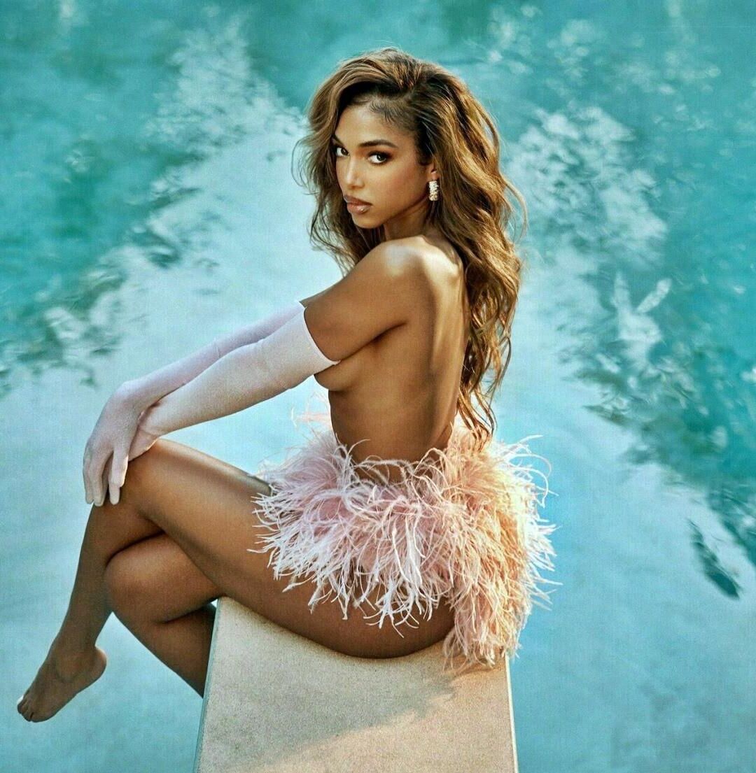 Celebrity Side Boob 