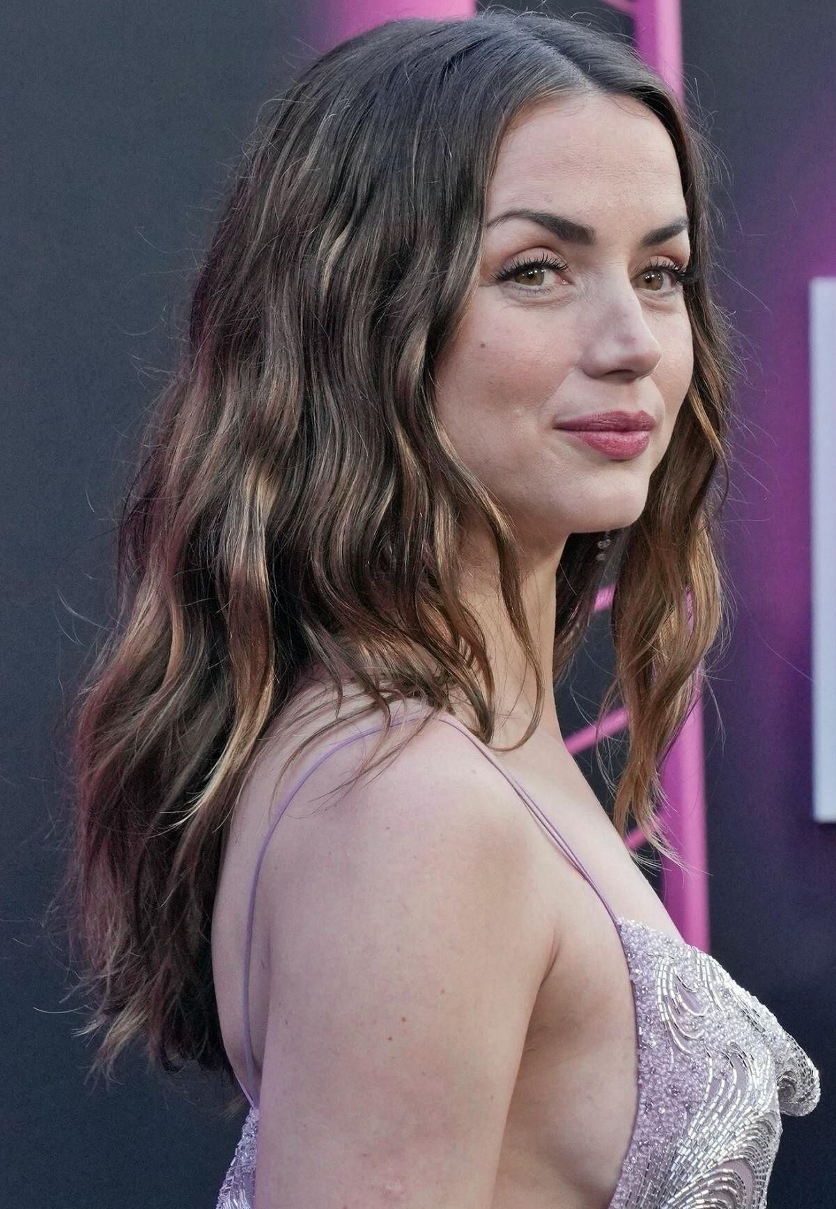Celebrity Side Boob 