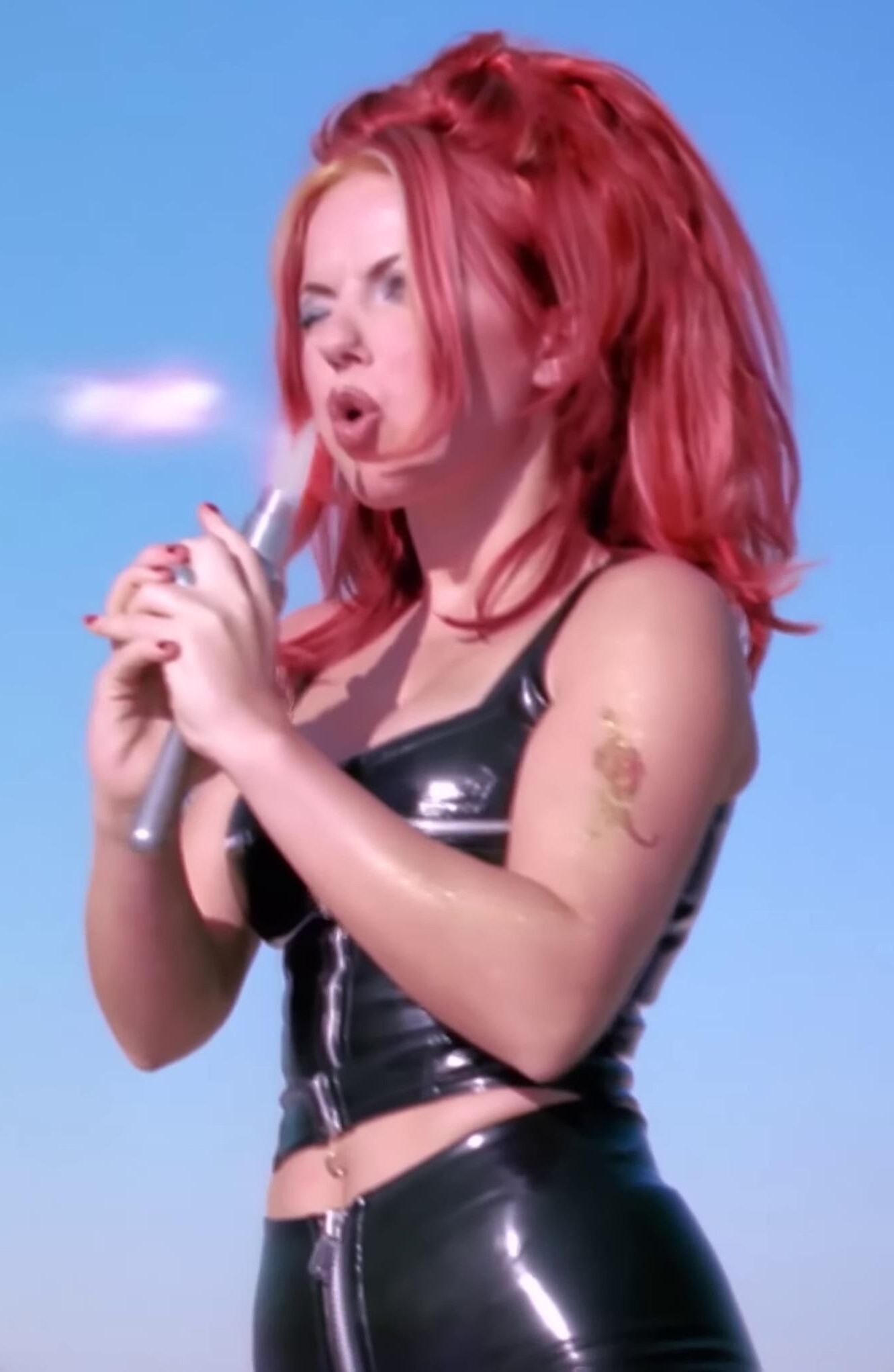 Geri Halliwell Such A Hot Outfit..!!!