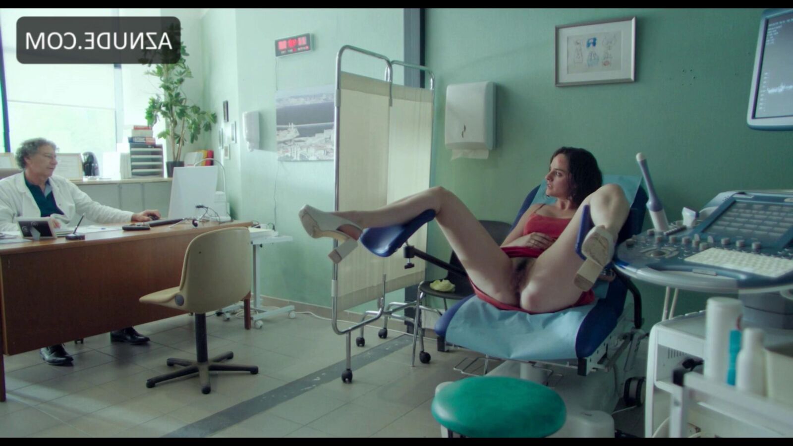 Noemie Merlant и обнаженные друзья